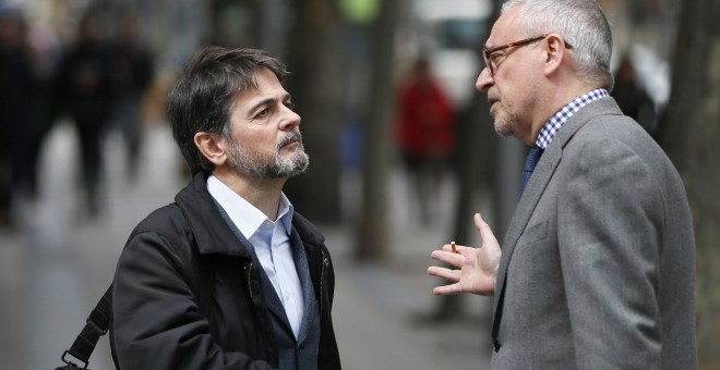 El exdiputado de CiU Oriol Pujol (i), conversa con su abogado, Xavier Melero, a la salida de la Audiencia Nacional. EFE/Mariscal