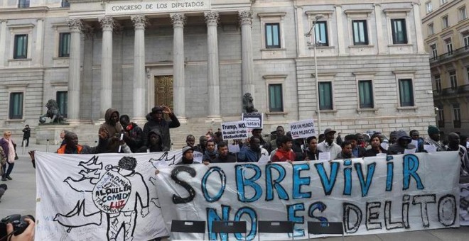 Acto por la despenalización de la venta ambulante convocado por la Asamblea de Sin Papeles de Madrid y el Sindicato Mantero y Latero de Madrid, este martes en la Plaza de las Cortes. EFE/Zipi