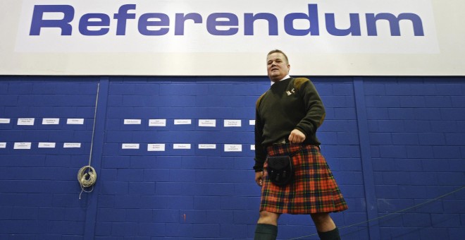 Fotografía del 18 de septiembre de 2014 que muestra a un escocés con el traje tradicional en el recinto Royal Highland durante el referéndum de Escocia en Edimburgo, Reino Unido. EFE/Andy Rain