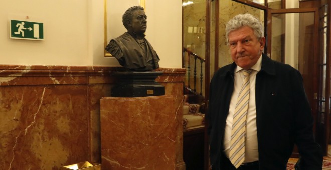 El diputado de Nueva Canarias Pedro Quevedo,en los pasillos del Congreso. EFE/Javier Lizón