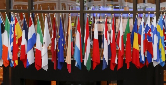Las banderas de la Unión Europea en una sala de la Comisión / REUTERS