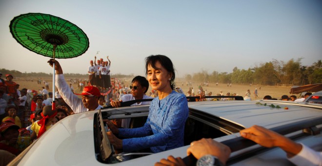 Aung San Suu Kyi tras regresar de la campaña electoral en Kawhmu (Archivo). / REUTERS