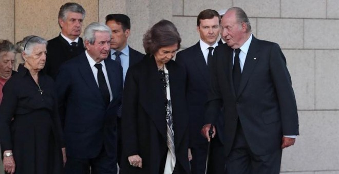 El rey Juan Carlos (d) y la reina Sofía (3d), junto a otros miembros de la familia Borbón, a su salida del Tanatorio de La Paz de Madrid, donde asistieron a una misa funeral de la infanta Alicia de Borbón-Parma.- EFE/J. J. Guillén