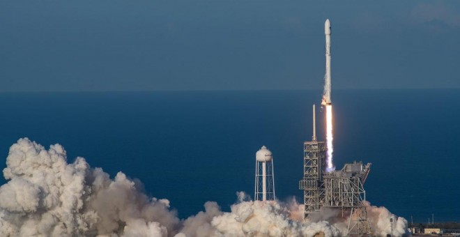 Imagen del cohete Falcon 9 al ser lanzado / TWITTER