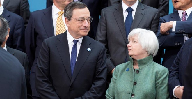 El presidente del BCE, el italiano Mario Draghi, junta a la presidenta de la Reserva Federal de EEUU, Janet Yellen, en la foto de familia de los miembros del G-20, durante la última reunión de primavera del FMI en Washington. REUTERS/Joshua Roberts