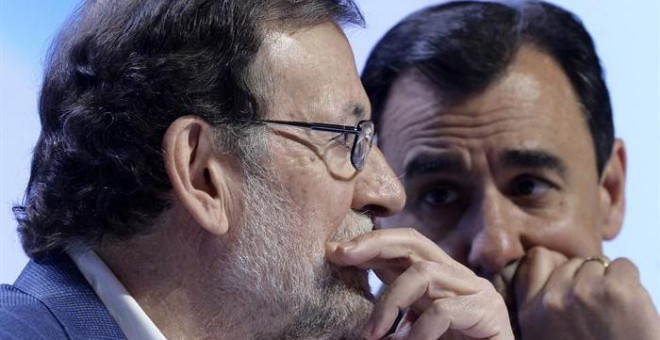 El presidente del PP, Mariano Rajoy, junto al coordinador general de su partido, Fernando Martínez Maíllo, durante la celebración del 13 Congreso Autonómico de esta formación en Valladolid. EFE/NACHO GALLEGO