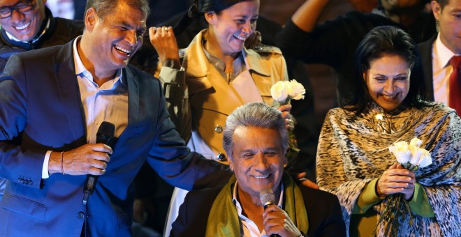 El candidato oficialista Lenín Moreno junto al presidente Rafael Correa celebra su victoria en las elecciones de Ecuador./REUTERS