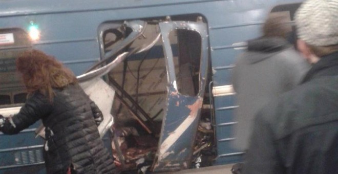 Imagen de un convoy destrozado en el metro de San Petersburgo.