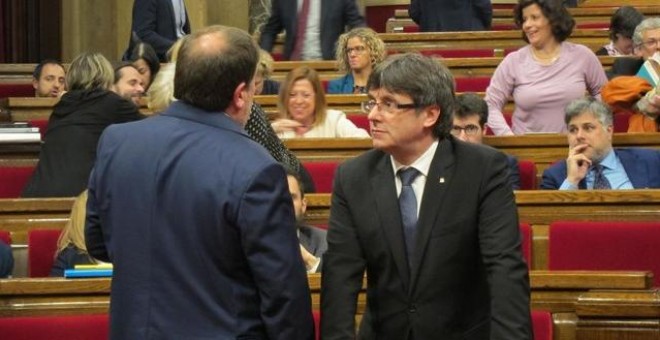 El president de la Generalitat, Carles Puigdemont, con el vicepresident, Oriol Junquera, en el Parlament. E.P.