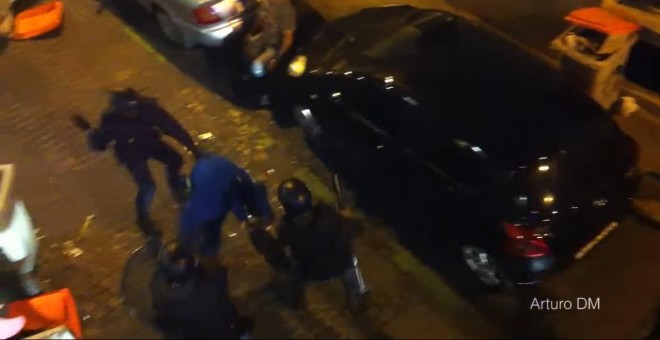 Agentes de UIP agreden a un joven al que acaban de sacar de un bar tras la protesta del 29 de septiembre de 2012 'Rodea el Congreso'.- VÍDEO DE YOUTUBE DE ARTURO DM