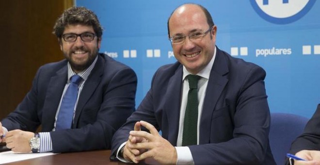 El presidente de la Región de Murcia, Pedro Antonio Sánchez (d), acompañado por el secretario de Organización del partido en Murcia, Fernado López Miras (i). /EFE