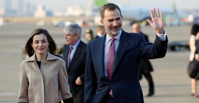 Los reyes Felipey Letizia a su llegada al aeropuerto Haneda de Tokio, en su visita oficial a Japón. REUTERS/Toru Hanai