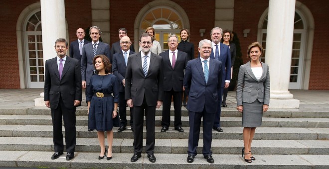Foto de familia de los miembros del Gobierno en el Palacio de la Moncloa. REUTERS