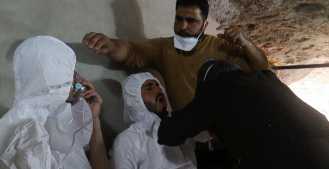 Un hombre respira con una máscara después del supuesto ataque con gas en el norte de Siria. /REUTERS