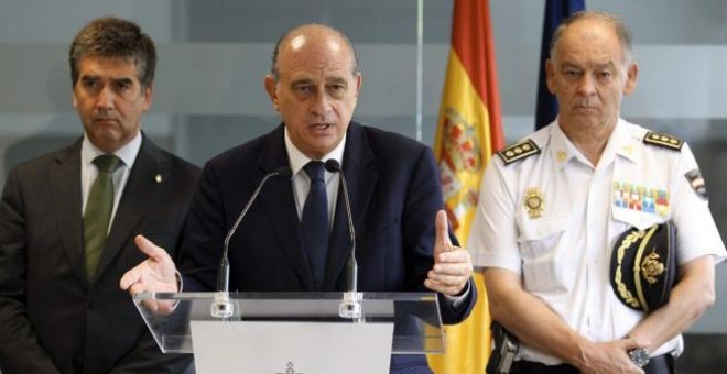 Eugenio Pino, a la derecha junto al ministro del Interior, Jorge Fernández Díaz. EFE