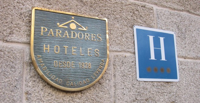 Emblema de Paradores a la entrada de uno de sus establecimientos. E.P.