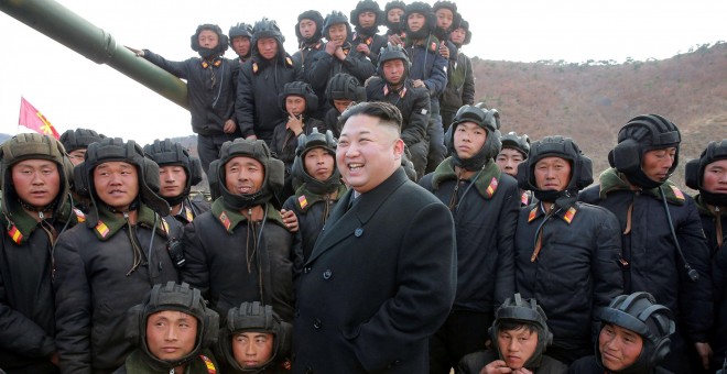 Kim Jong Un junto a un grupo de militares norcoreanos. /REUTERS