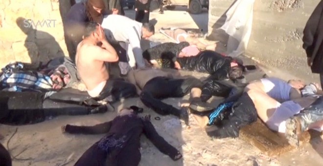 Cuerpos tendidos tras el ataque aéreo en Jan Sheijun (Siria). /REUTERS