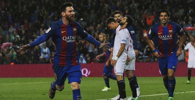 Messi celebra uno de sus dos goles al Sevilla. | EFE