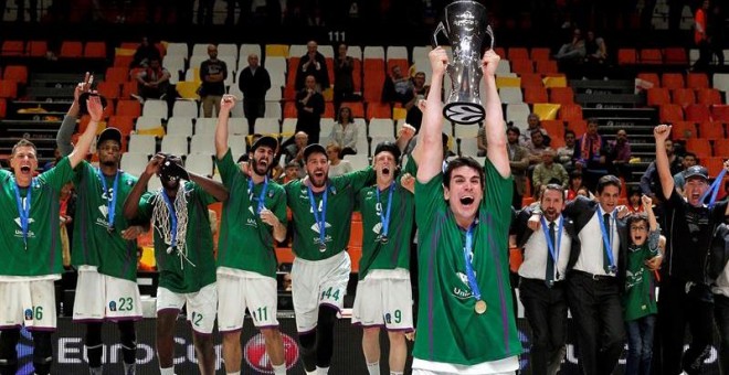 El capitán del Unicaja de Málaga, Carlos Suárez, levanta la copa del campeón tras ganar al Valencia Basket en el tercer y último partido de la final de la Eurocopa. /EFE