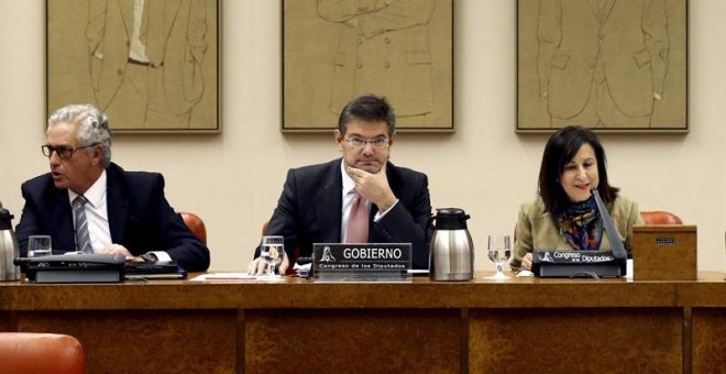 El ministro de Justicia, Rafael Catalá (c), junto a los diputados Pablo Matos (i), del PP, y Margarita Robles, del PSOE / EFE