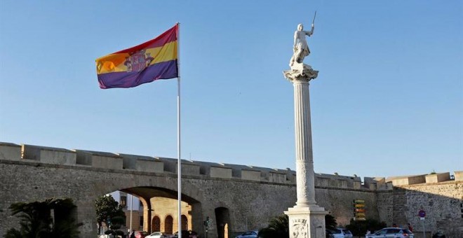 La bandera republicana izada en la plaza de la Constitución de Cádiz con motivo de unas jornadas de memoria histórica. EFE/Román Ríos