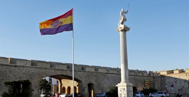 La bandera republicana izada en la plaza de la Constitución de Cádiz con motivo de unas jornadas de memoria histórica. EFE/Román Ríos