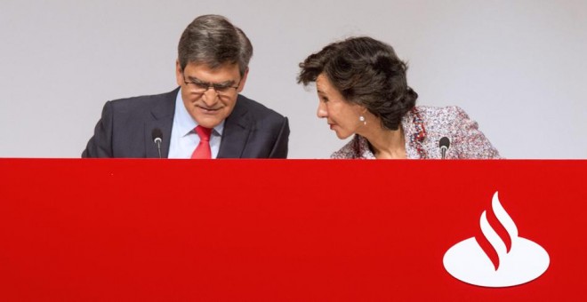 La presidenta del Banco Santander, Ana P. Botín, conversa con el consejero delegado, José Antonio Álvarez, durante la junta de accionistas de la entidad. EFE/Román G. Aguilera