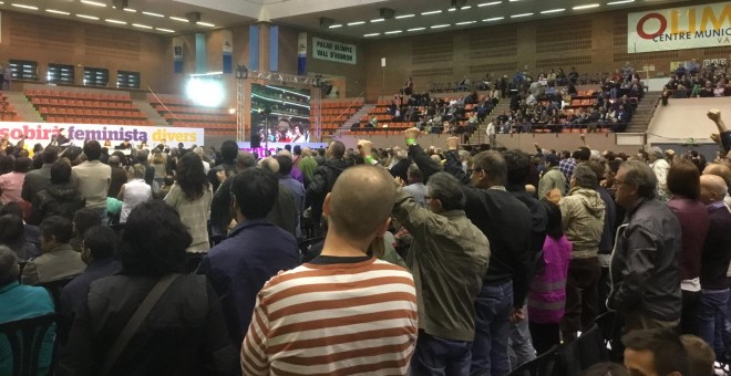 Participantes en la Asamblea fundacional del nuevo partido catalán durante el canto de 'Grandola Vila Morena'. PÚBLICO