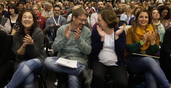 La alcaldesa de Barcelona, Ada Colau, y el portavoz de En Comú Podem, Xavier Doménech, en el pabellón del Val Hebrón, en la asamblea fundacional de su nuevo partido. EFE/Marta Pérez