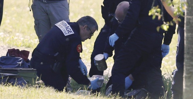 Agentes de la Policía francesa examinan uno de los zulos con armamento y munición de ETA cuya ubicación ha publicado este 8 abril, en el llamado Día del Desarme. REUTERS/Regis Duvignau