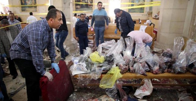 Un agente de seguridad investiga el lugar de los hechos en la iglesia copta de Tanta, Egipto. EFE/EPA/Khaled Elfiq