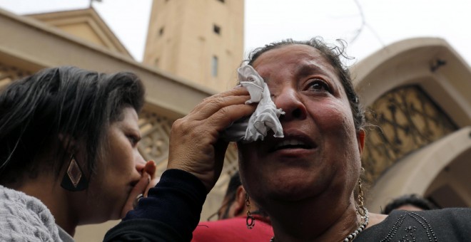 Una de las supervivientes de la explosición en la iglesia copta de Tanta, Egipto. REUTERS/Mohamed Abd El Ghany
