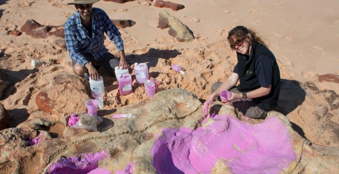 Dos investigadores hacen un molde de una huella gigante del yacimiento de Walmadany./ UNIVERSITY OF QUEENSLAND