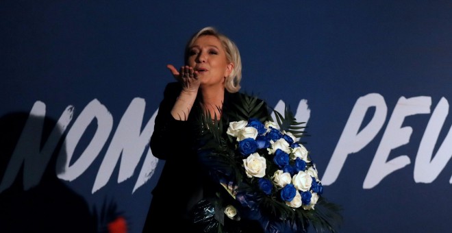 La líder del Frente Nacional, Marine Le Pen, lanza un beso al aire tras participar en un mitin de las presidenciales francesas en localidad de Monswiller, cerca de Estrasburgo. REUTERS/Christian Hartmann