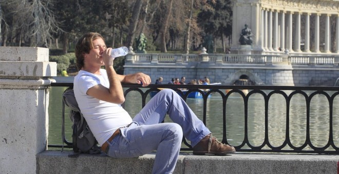 Imagen de un hombre en el parque del Retiro de Madrid estos días de sol y buenas temperaturas / EUROPA PRESS