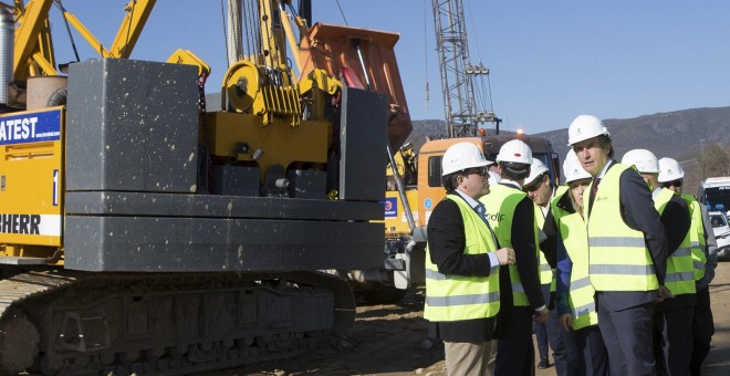 El ministro de Fomento, Íñigo de la Serna, acompañado de autoridades provinciales y regionales, visita las obras de la línea de alta velocidad ferroviaria entre Galicia y la meseta, en Requejo (Zamora). EFE/Mariam A. Montesinos