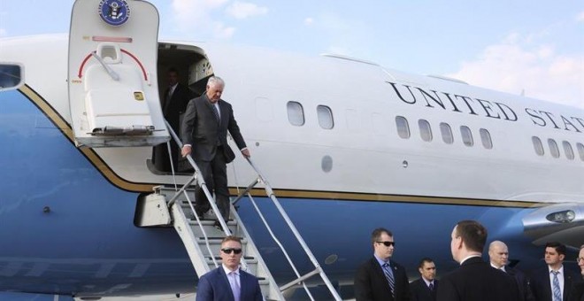 El secretario de Estado de EEUU, Rex Tillerson, a su llegada al Aeropuerto Internacional de Moscú-Vnúkovo. - EFE