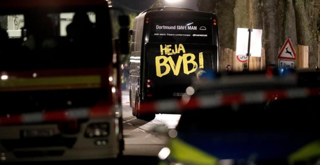 El autobús del Borussia Dortmund es visto en una calle hoy. /EFE