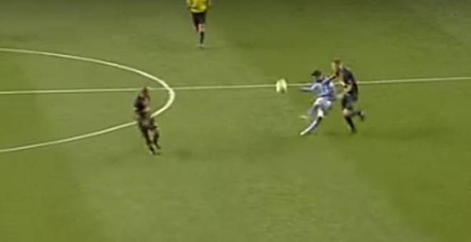 Captura del momento en el que David Villa mete su gol desde el centro del campo.