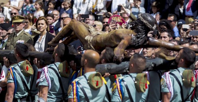 La ministra de Defensa, María Dolores de Cospedal, junto al jefe de la Fuerza Terrestre, el teniente general Gómez de Salazar Mínguez, observan el traslado del 'Cristo de Mena', el jueves, en Málaga. EFE/Jorge