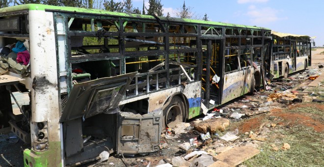 Autobús destruido por el ataque suicida en Alepo. REUTERS/Ammar Abdullah