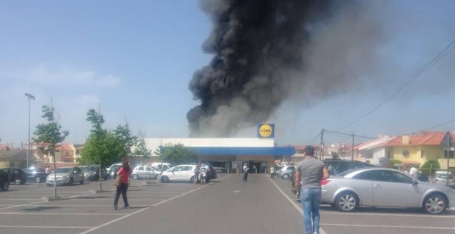 Una humareda sale del lugar del accidente aéreo, junto a una supermercado cerca de Lisboa.- FACEBOOK / FABIO MIGUEL