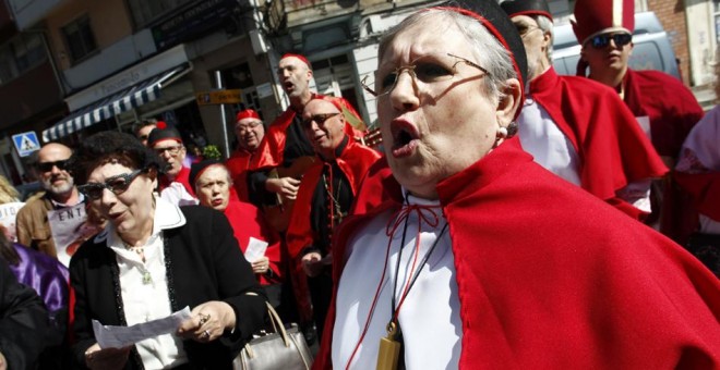 Una comparsa acompañó al concejal de Cultura del Ayuntamiento de A Coruña, José Manuel Sande, en los juzgados de A Coruña, donde ha declarado hoy como investigado por la publicación de un cartel de carnaval con un dibujo de una persona disfrazada de Papa.