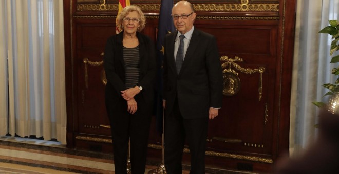 La Alcaldesa de Madrid, Manuela Carmena, con el Ministro de Hacienda Cristóbal Montoro /EUROPA PRESS