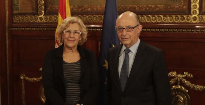 La alcaldesa de Madrid, Manuela Carmena, con el ministro de Hacienda Cristóbal Montoro /EUROPA PRESS