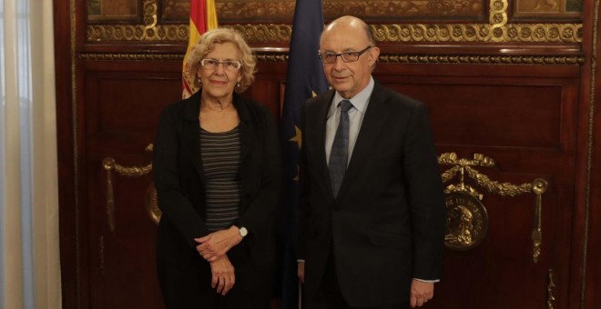 La alcaldesa de Madrid, Manuela Carmena, con el ministro de Hacienda Cristóbal Montoro /EUROPA PRESS
