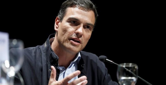 Pedro Sánchez, en un acto con Ian Gibson en Madrid este lunes. EFE/Chema Moya