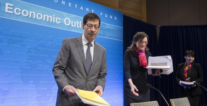 El economista jefe del Fondo Monetario Internacional (FMI), Maurice Obstfeld (i), y la jefa de estudios del Departamento de Investigación del FMI, Oya Celasun (d), a su llegada a la presentación del 'World Economic Outlook' en la sede del FMI en Washingto