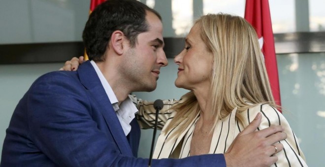 El líder de Ciudadanos en la Comunidad de Madrid, Ignacio Aguado, junto a la presidenta de la Comunidad, Cristina Cifuentes, en una imagen de archivo / EFE